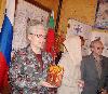 Женя Димитрова дарит икону святых праведных Мефодия и Кирилла из болгарского монастыря